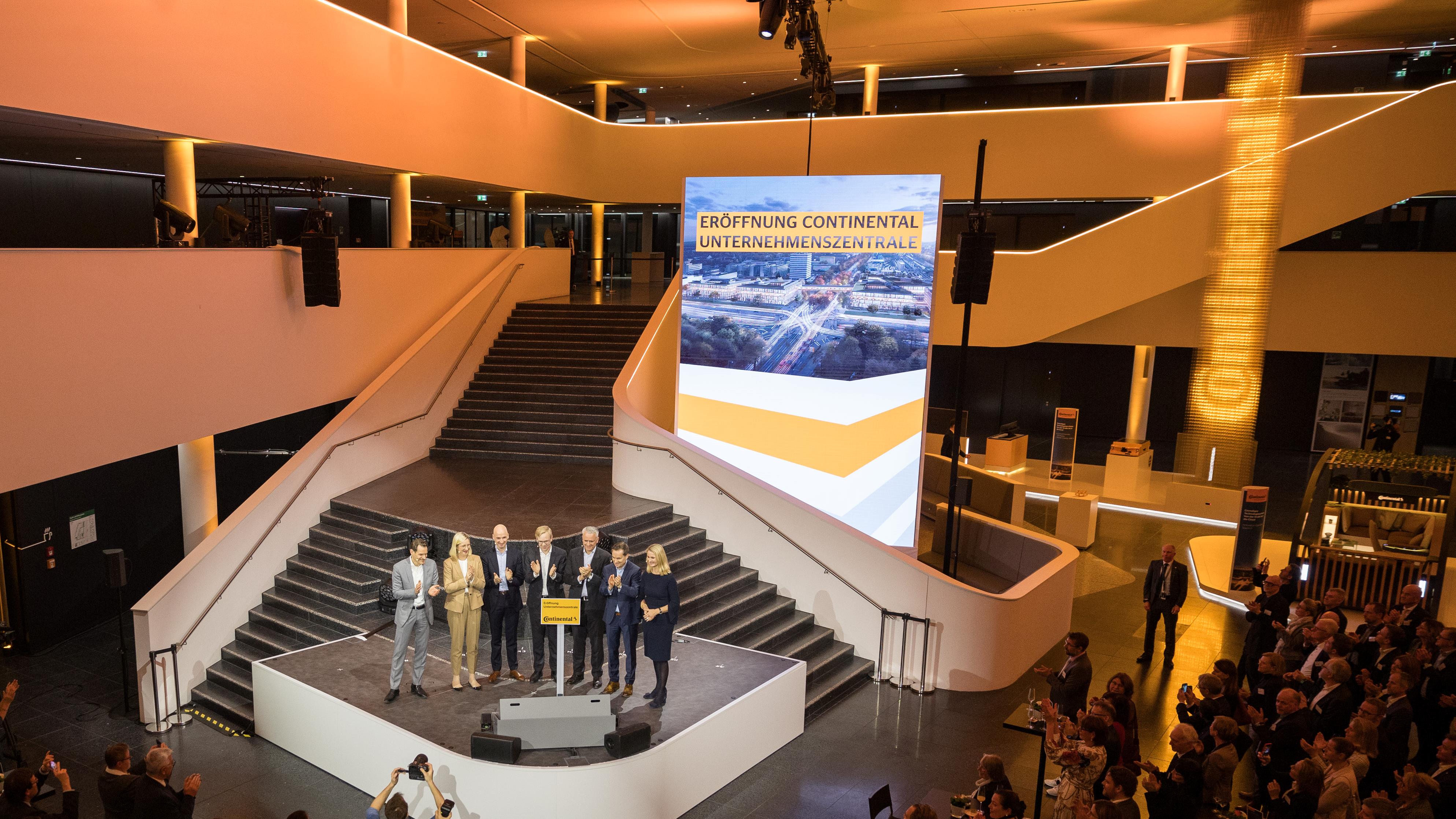 Continental HQ Hannover STREAM LED Sculpture